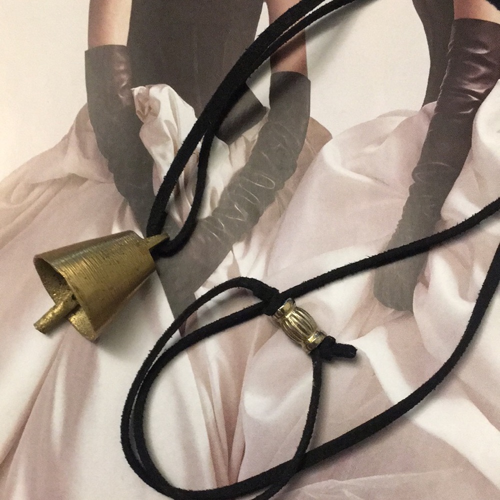 Beautiful nay leather necklace with vintage metal bell - Picture 4 of 4